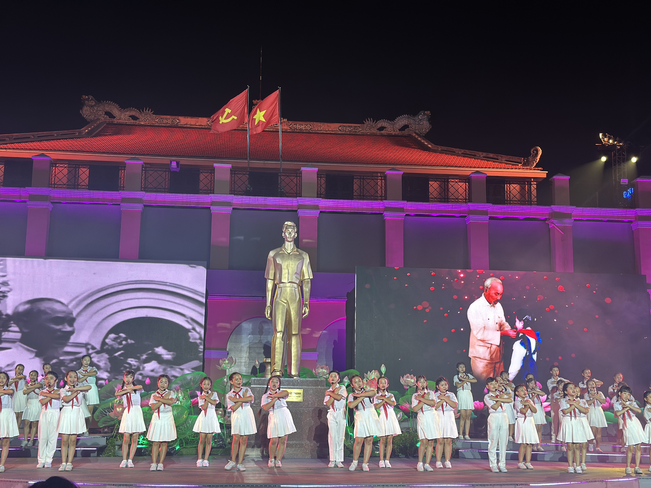 NSND Tạ Minh Tâm, Võ Hạ Trâm với dấu ấn 'Hành trình thế kỷ' - Ảnh 7.