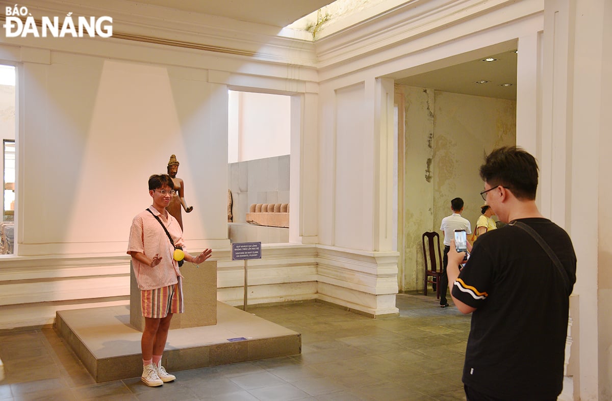 Du khách check-in với phiên bản Tượng Bồ tát Tara - bảo vật quốc gia đang lưu giữ tại Bảo tàng Điêu khắc Chăm Đà Nẵng.