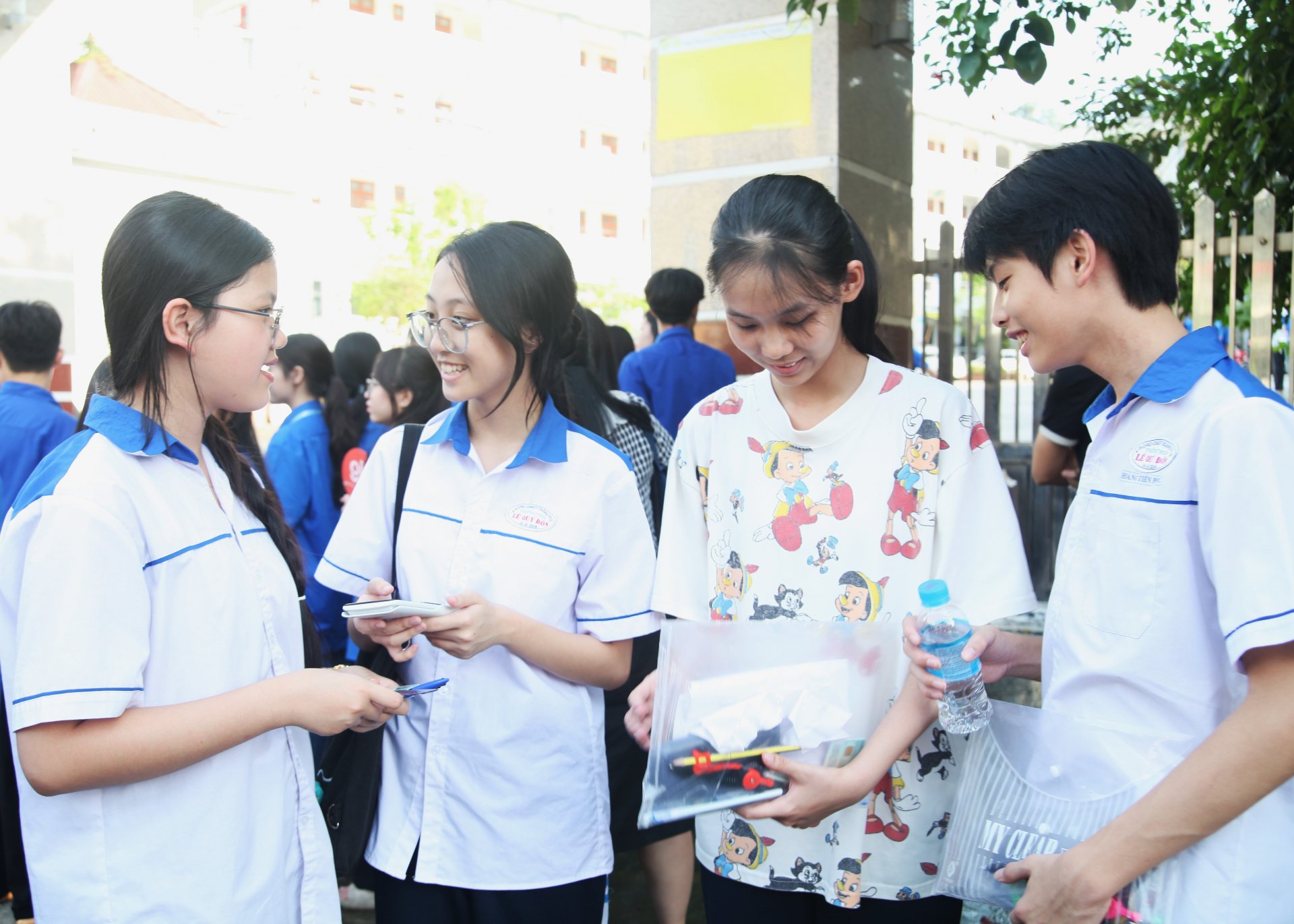 Thí sinh dự thi tại Trường THPT Chuyên tỉnh phấn khởi kết thúc môn thi Lịch sử và Địa lý.