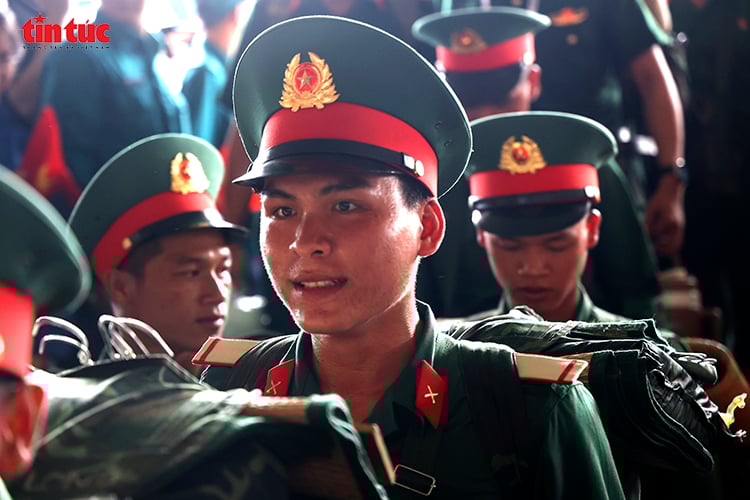 កម្លាំង​ដង្ហែ​ក្បួន​ក្នុង​ឱកាស​ទិវា​បុណ្យ​ជាតិ​ថ្ងៃ​ទី​២ កញ្ញា ត្រូវ​បាន​ទទួល​ស្វាគមន៍​យ៉ាង​កក់ក្ដៅ​នៅ​ស្ថានីយ​ហាណូយ។