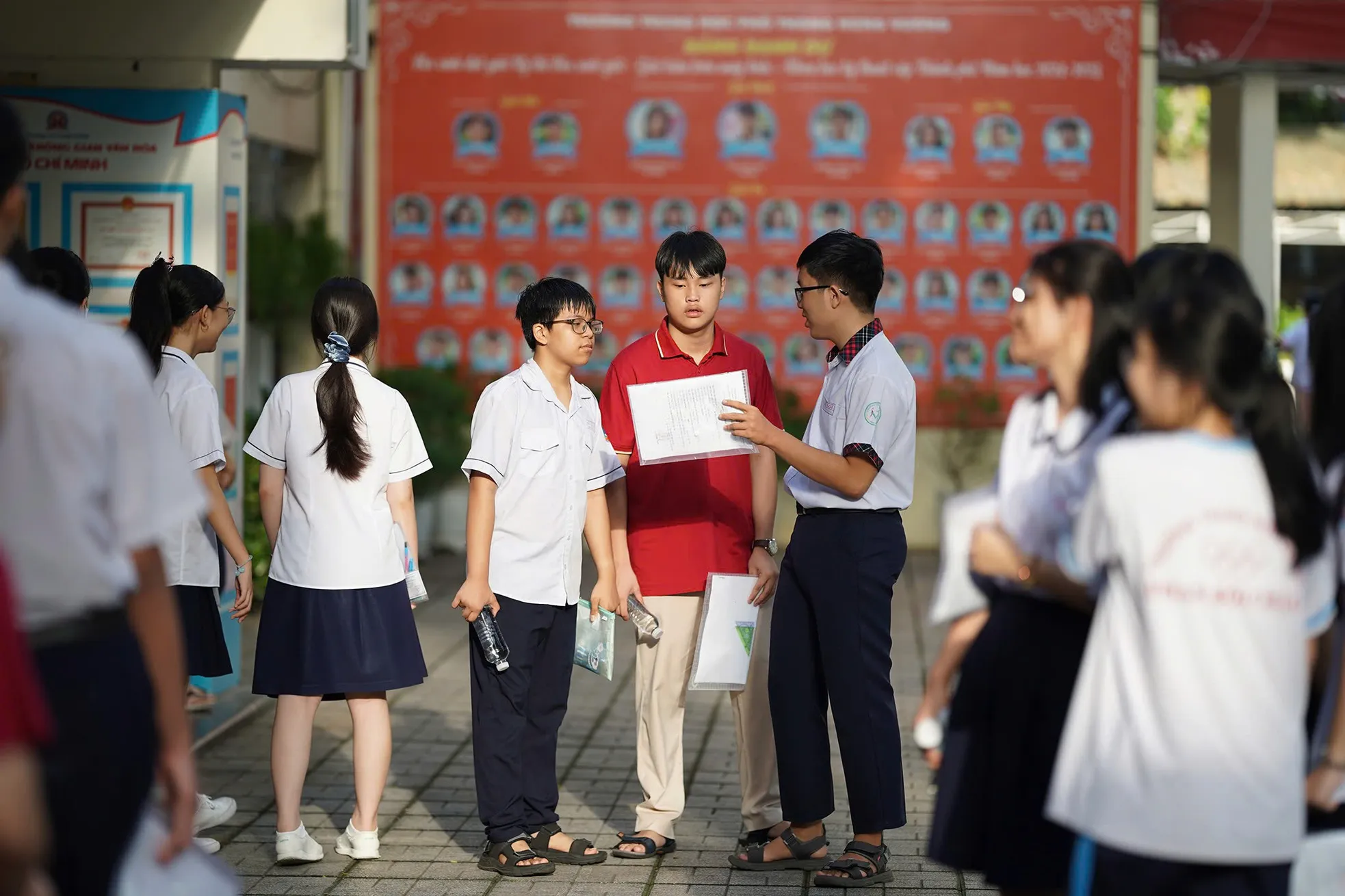 HCMC: ผู้ปกครองกอดให้กำลังใจบุตรหลานก่อนสอบวรรณคดีชั้นปีที่ 10 ภาพที่ 1