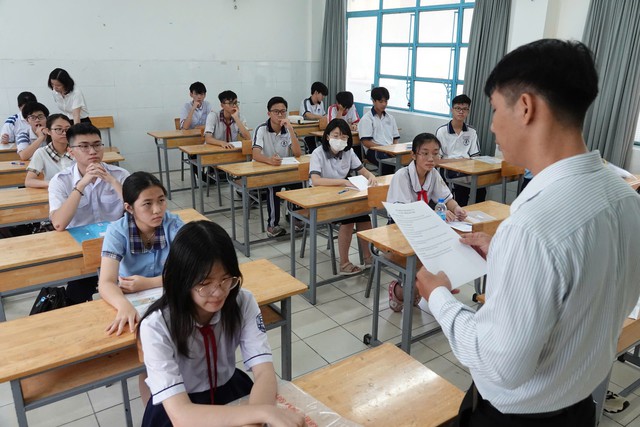 Giám thị tuân thủ quy chế thi để đảm bảo quyền lợi thí sinh - Ảnh 1.