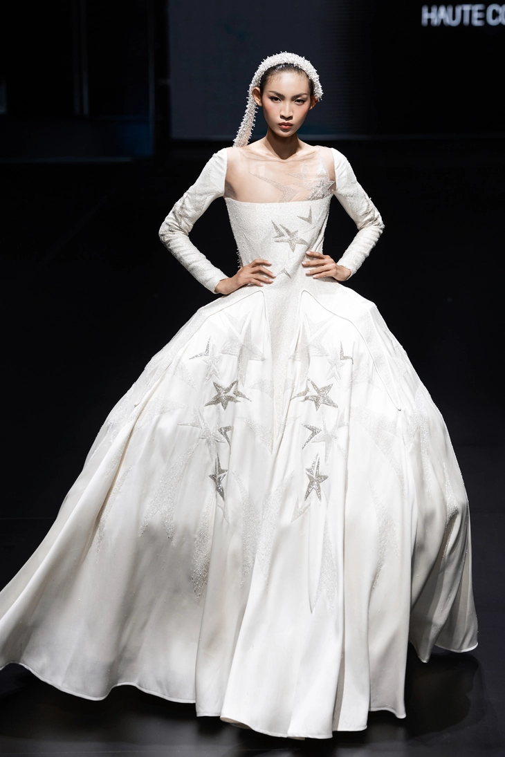 'Vở diễn thời trang' đặc sắc của nhà thiết kế Haute Couture Julien Fournié - Ảnh 3.