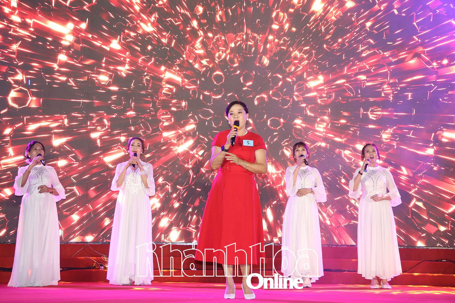 Hội viên phụ nữ phường Tân Tiến thể hiện phần thi hát tiếng Anh với tiết mục Over and over.