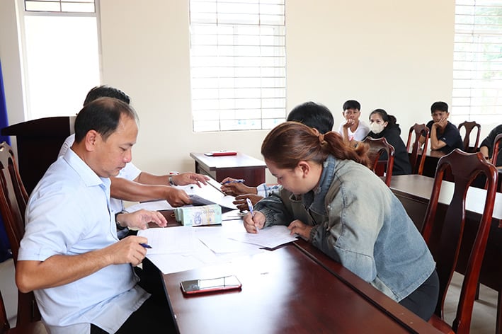 Quỹ HTND tỉnh giải ngân vốn vay cho nông dân xã Bình Trung thực hiện dự án chăm sóc hoa.