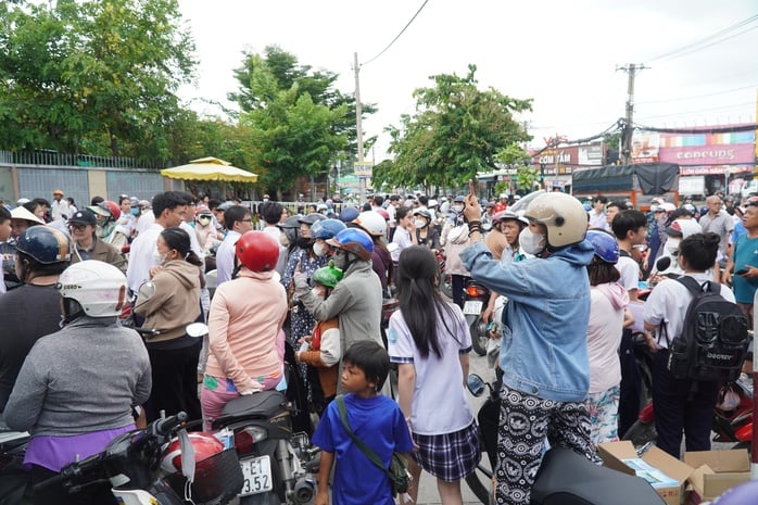 Kết thúc môn thi ngoại ngữ: Người thở phào, người thở dài  - Ảnh 3.