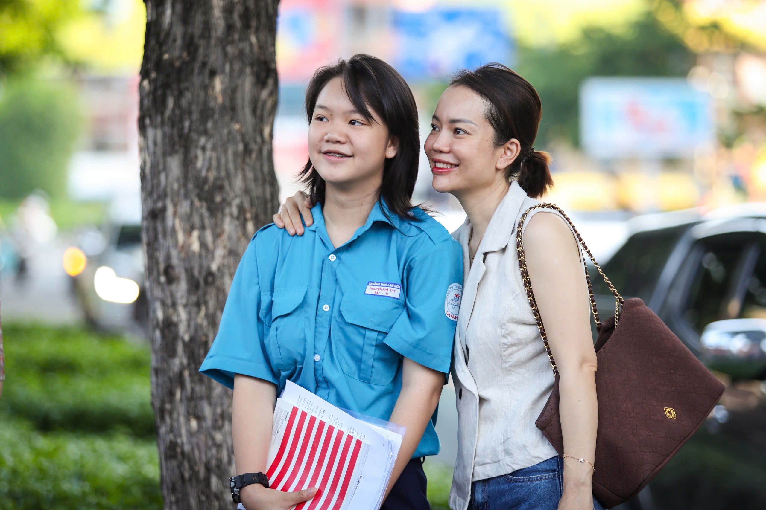 Những hình ảnh đầy cảm xúc, học sinh TP.HCM chính thức thi lớp 10 chương trình mới - Ảnh 6.