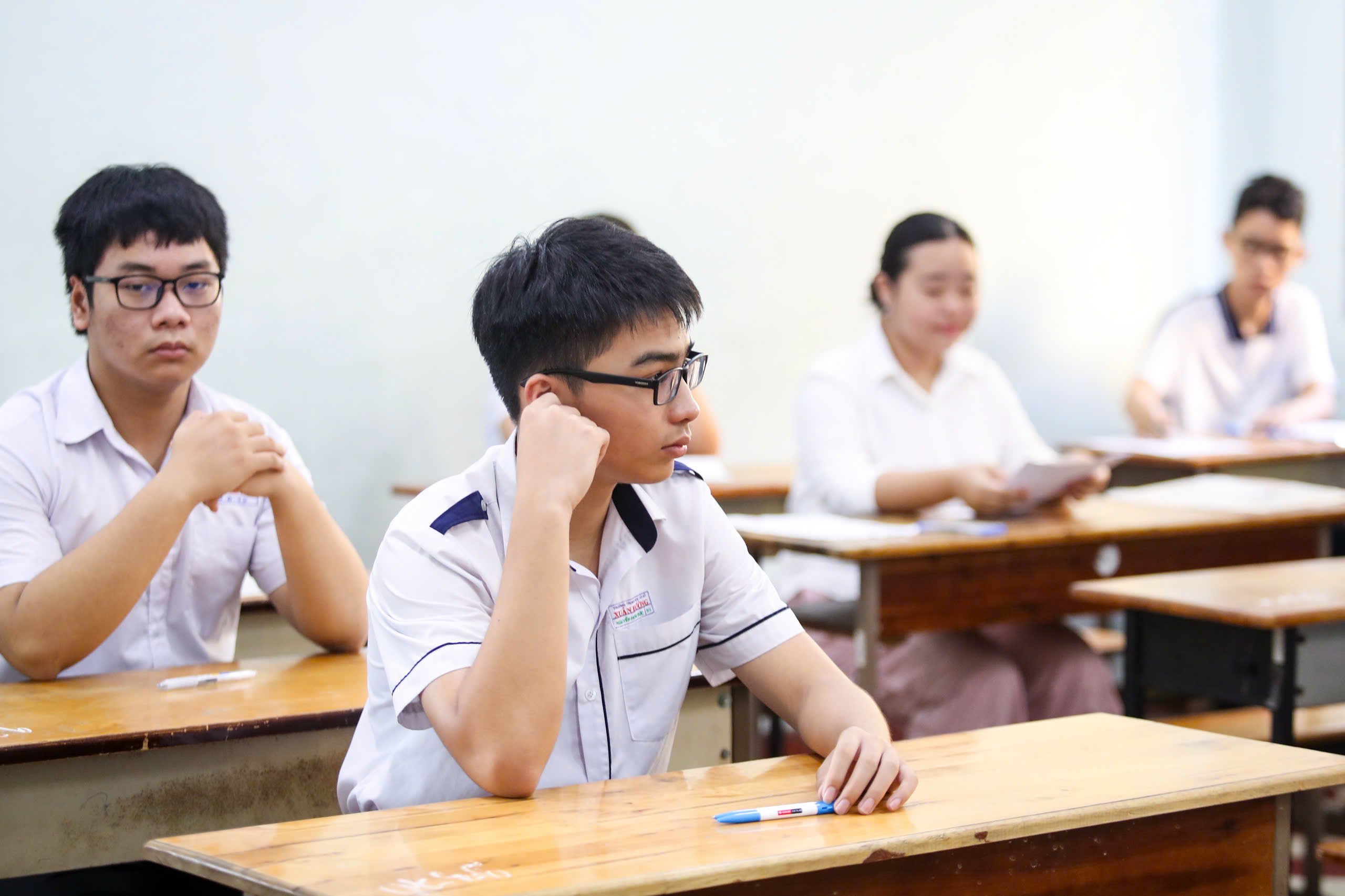 Những hình ảnh đầy cảm xúc, học sinh TP.HCM chính thức thi lớp 10 chương trình mới - Ảnh 13.