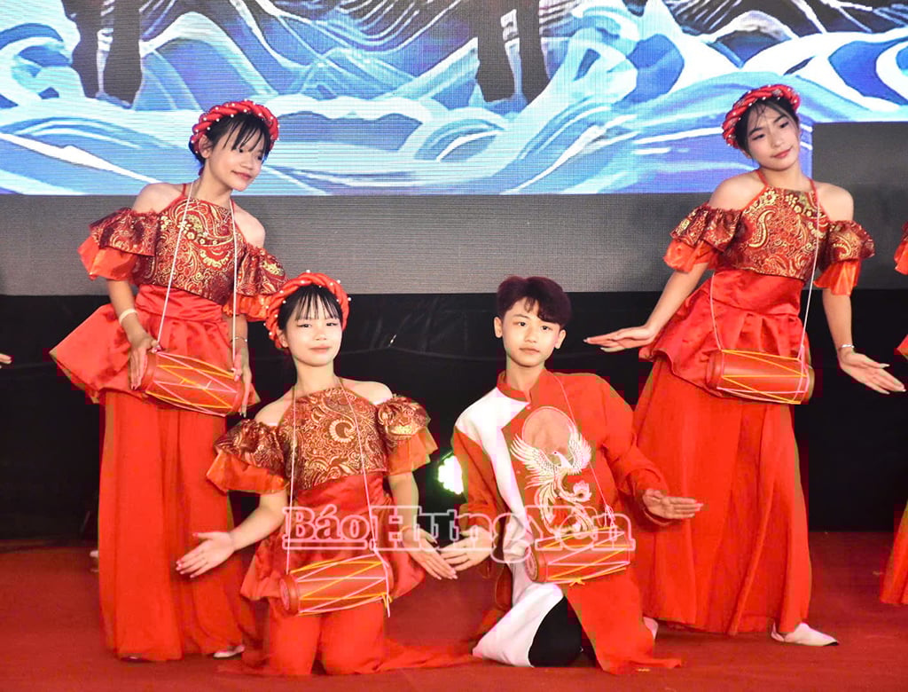 La danza del tambor de arroz realizada por la Escuela Secundaria Yen Phu, distrito de Yen My, ganó el segundo premio en la competencia.