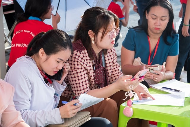 Thầy cô TP.HCM mặc áo lớp, cầm biển cổ vũ, 'Cả thế giới tin em làm được'!- Ảnh 4.