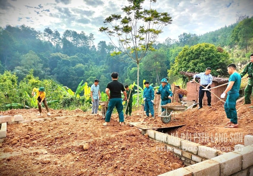 Lực lượng vũ trang huyện Đình Lập tham gia hỗ trợ xóa nhà tạm, nhà dột nát cho người dân tại xã Bính Xá,  huyện Đình Lập 