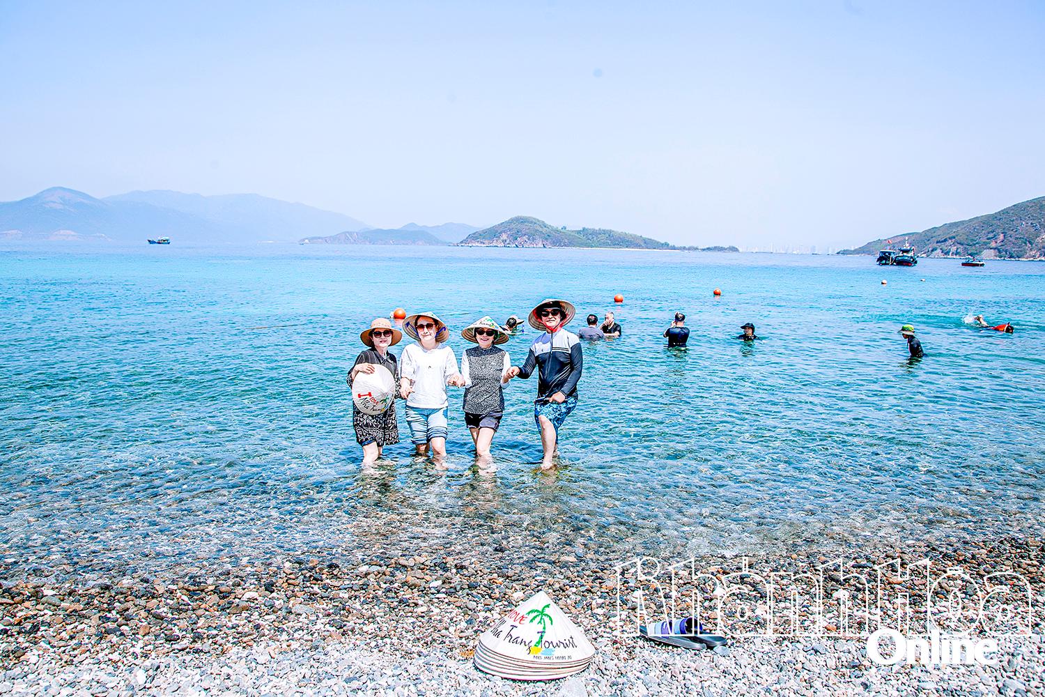 Biển Nha Trang là một trong những điểm thu hút khách Hàn Quốc. Ảnh: X.T