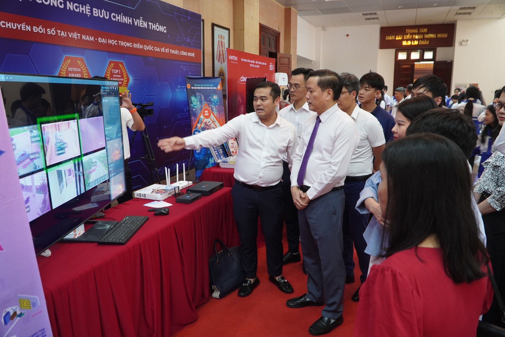 Đồng chí Lê Đức Dục – Uỷ viên Ban Thường vụ, Trưởng Ban Tuyên giáo tỉnh uỷ thăm quan gian hàng ứng dụng AI tại Lễ ký kết.