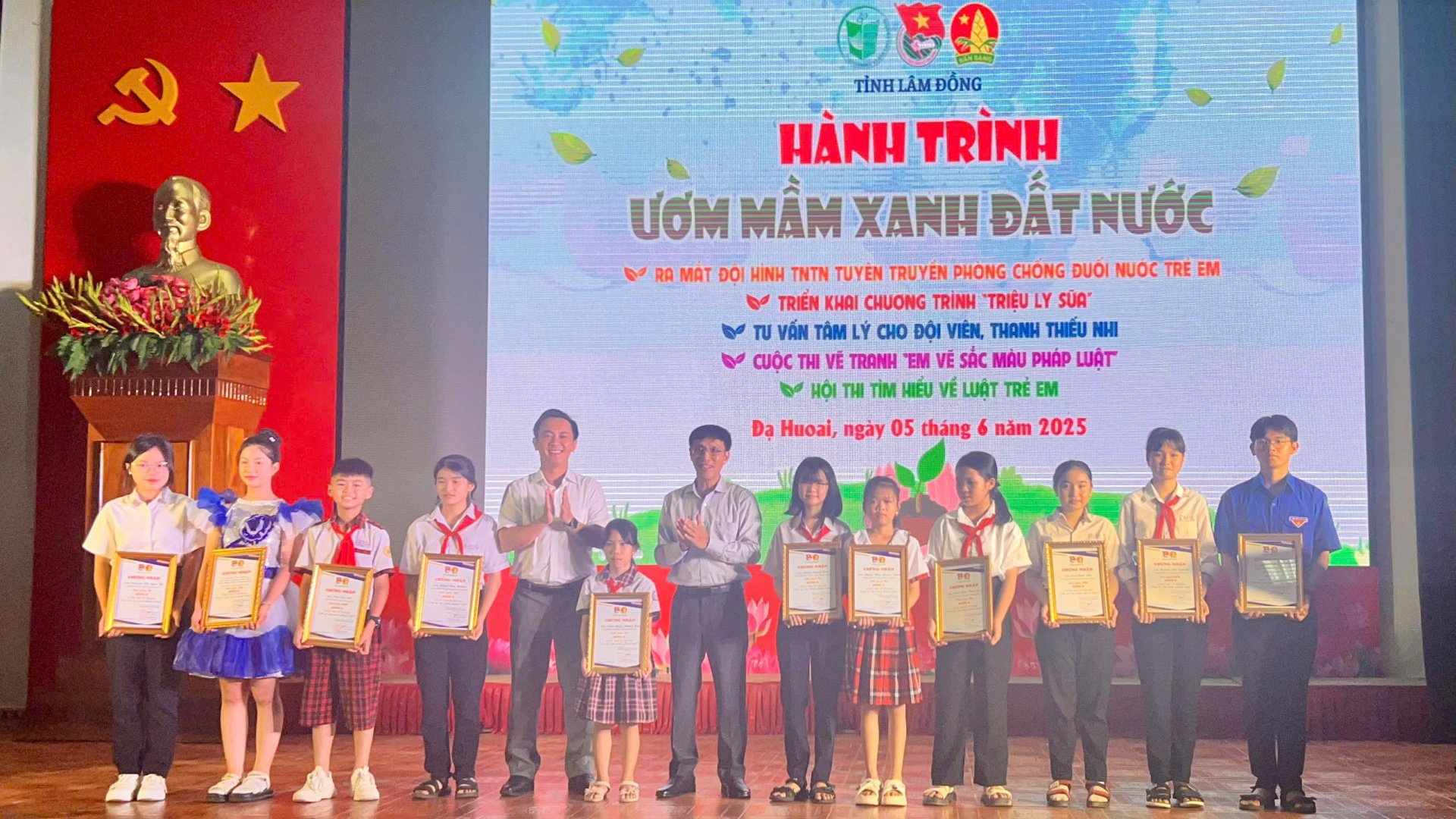 Trao giải cho các thí sinh đoạt giải tại Cuộc thi vẽ tranh Em vẽ sắc màu pháp luật