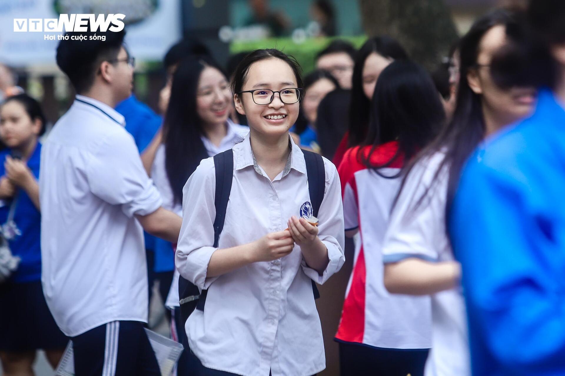 Hanoi students enter the most stressful 10th grade exam in the country - 3