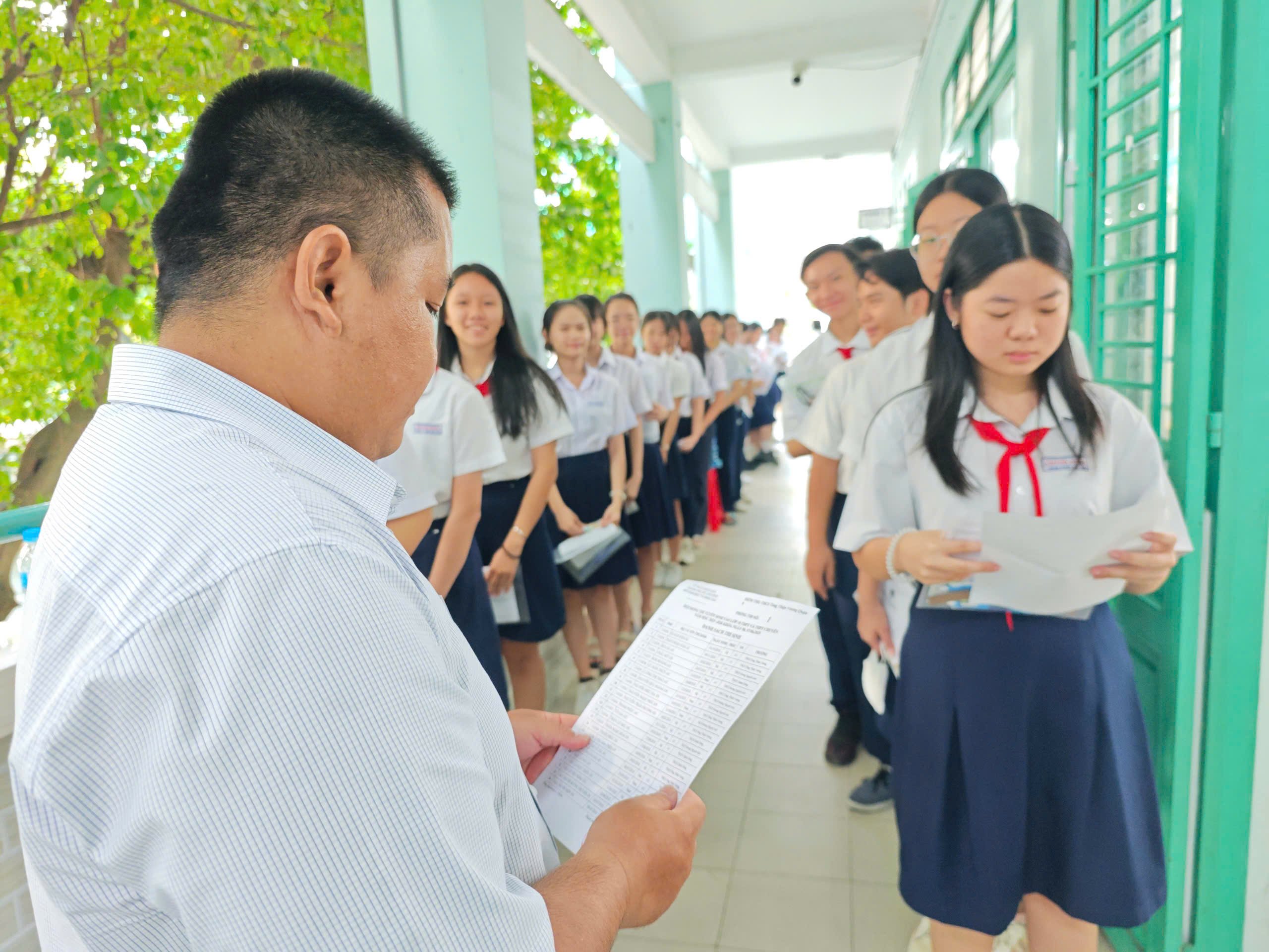 Những hình ảnh đầy cảm xúc, học sinh TP.HCM chính thức thi lớp 10 chương trình mới - Ảnh 11.