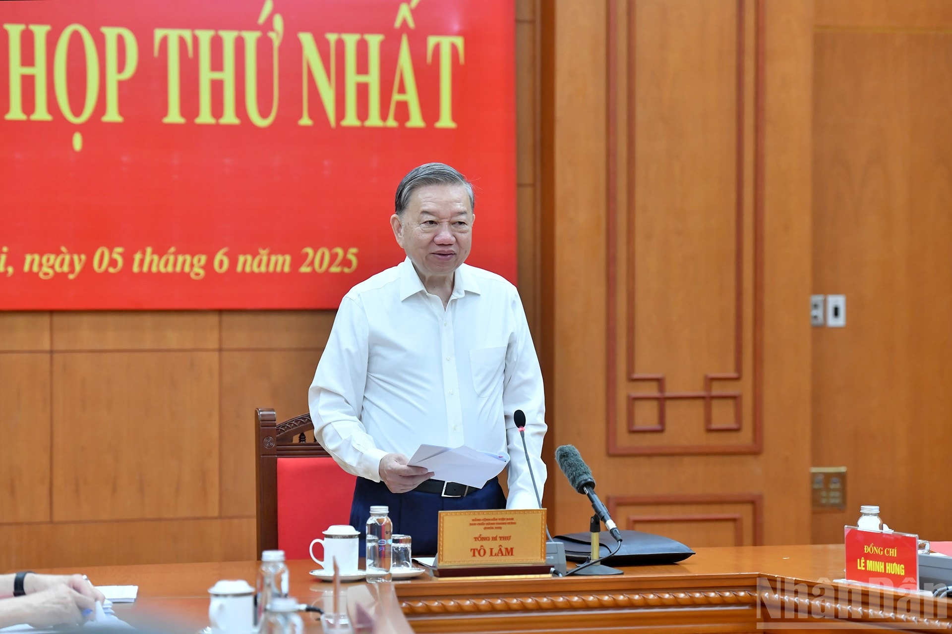 Generalsekretär To Lam spricht auf der ersten Sitzung des Zentralen Lenkungsausschusses zur Verbesserung von Institutionen und Gesetzen. Foto: Dang Khoa/Nhandan.vn