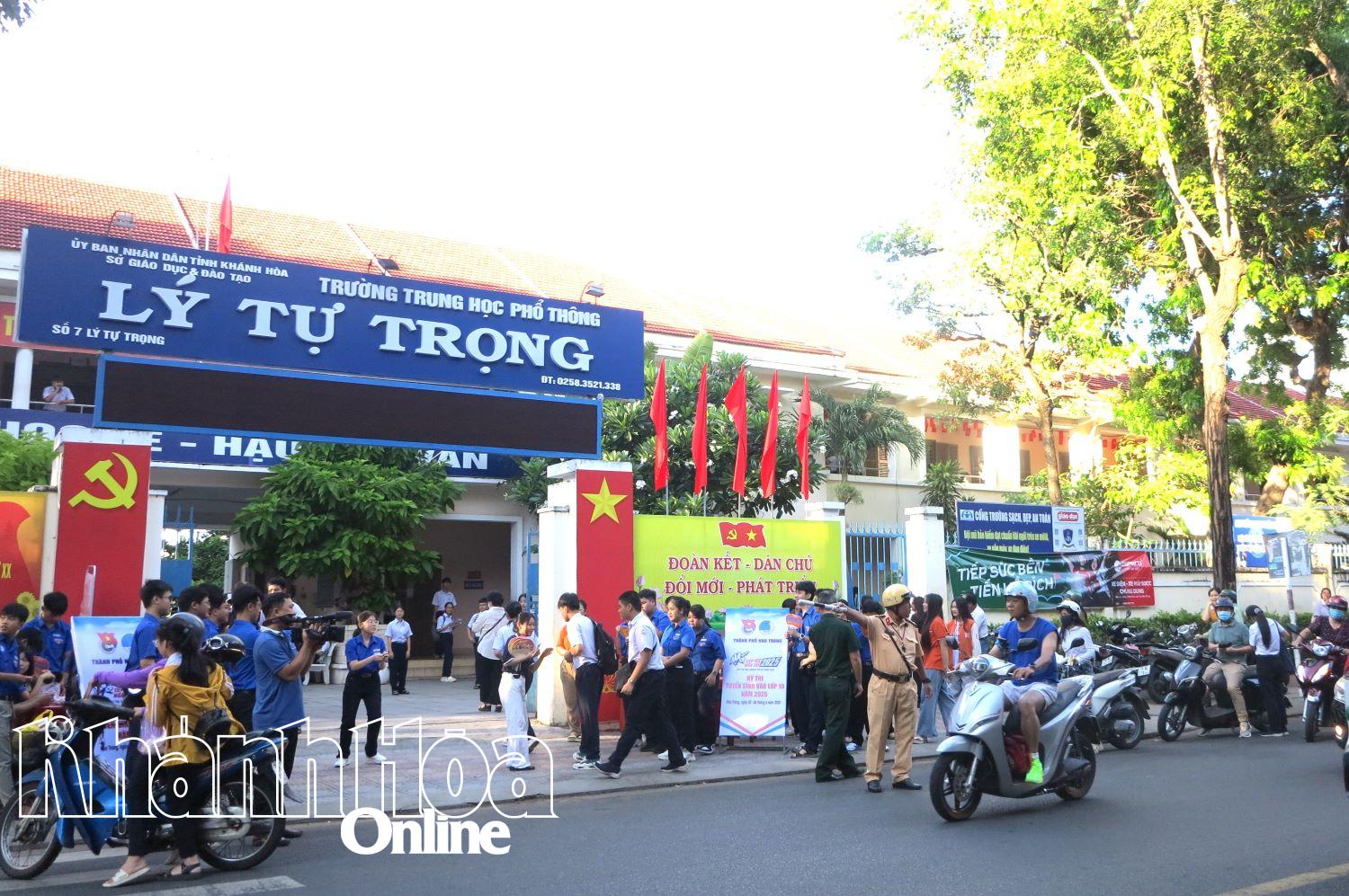 Traffic police regulate traffic at the 10th grade entrance exam for the 2025-2026 school year.