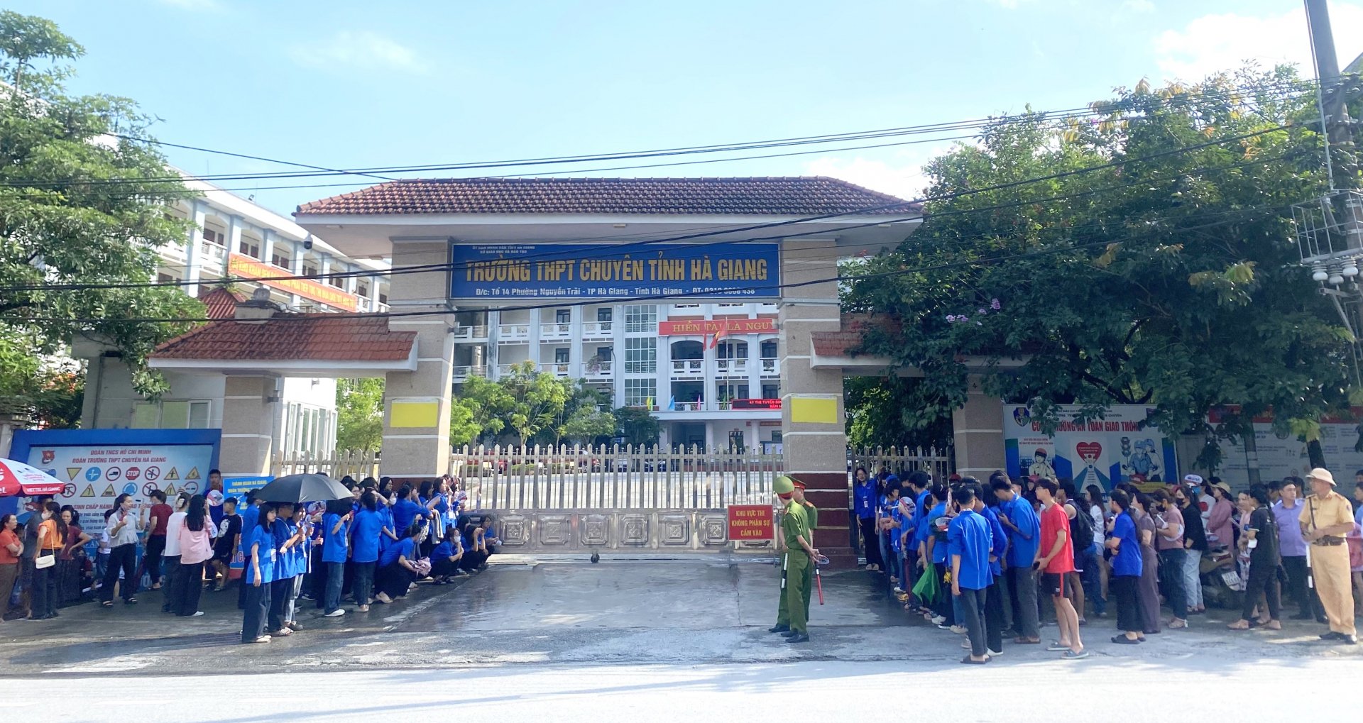 Lực lượng Công an và tình nguyện viên đảm bảo an ninh, điều tiết giao thông thông suốt trong các ngày diễn ra kỳ thi.
