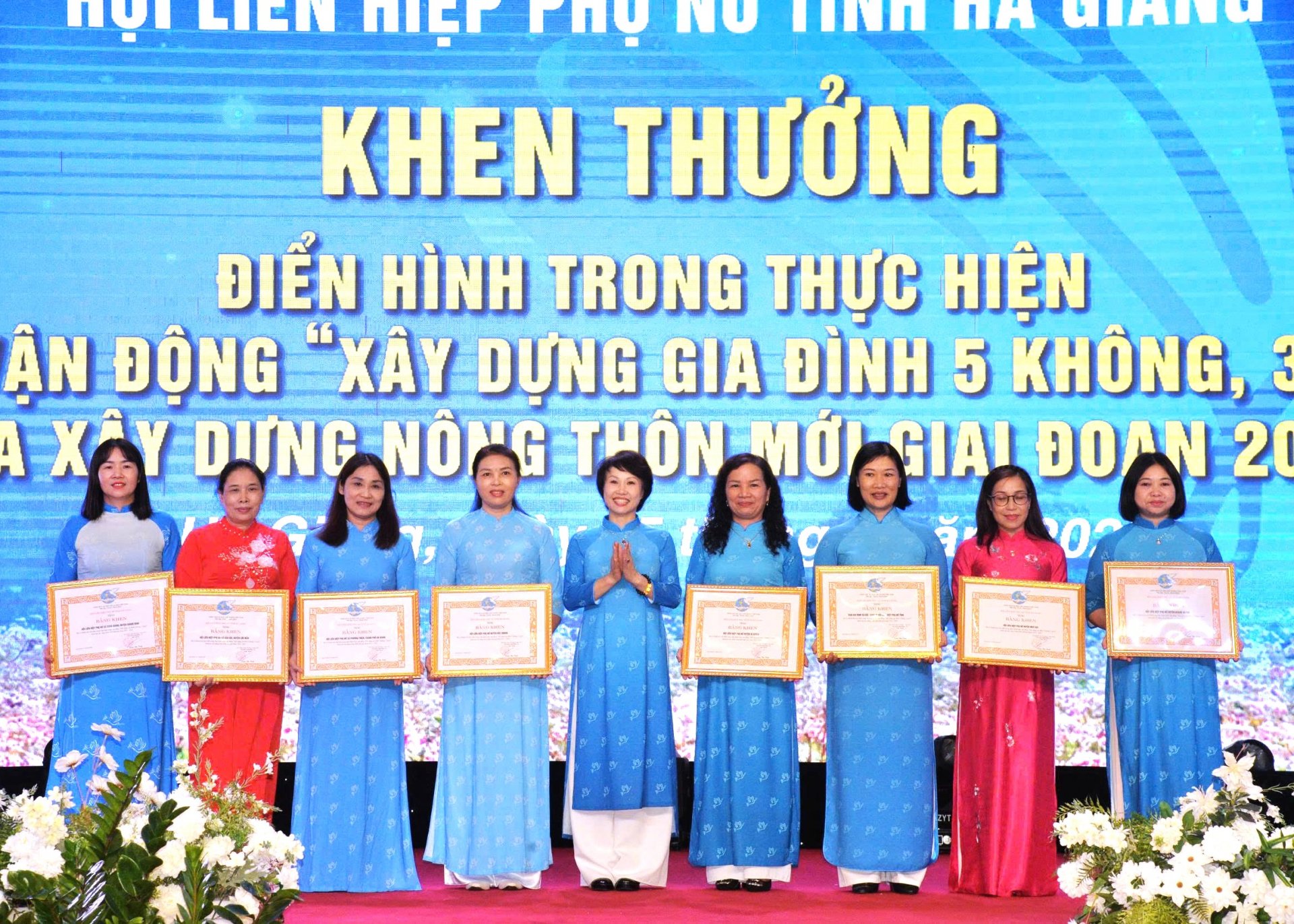 Lãnh đạo Hội LHPN tỉnh tặng Bằng khen cho các tập thể có thành tích trong thực hiện cuộc vận động “Xây dựng gia đình 5 không, 3 sạch”.