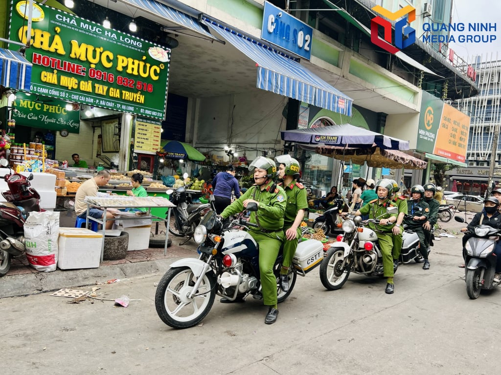 ប៉ូលីសសង្កាត់ Bai Chay (ទីក្រុង Ha Long) ដើរល្បាត ត្រួតពិនិត្យ និងធានាសណ្តាប់ធ្នាប់ទីក្រុងនៅតំបន់ផ្សារ Cai Dam ។