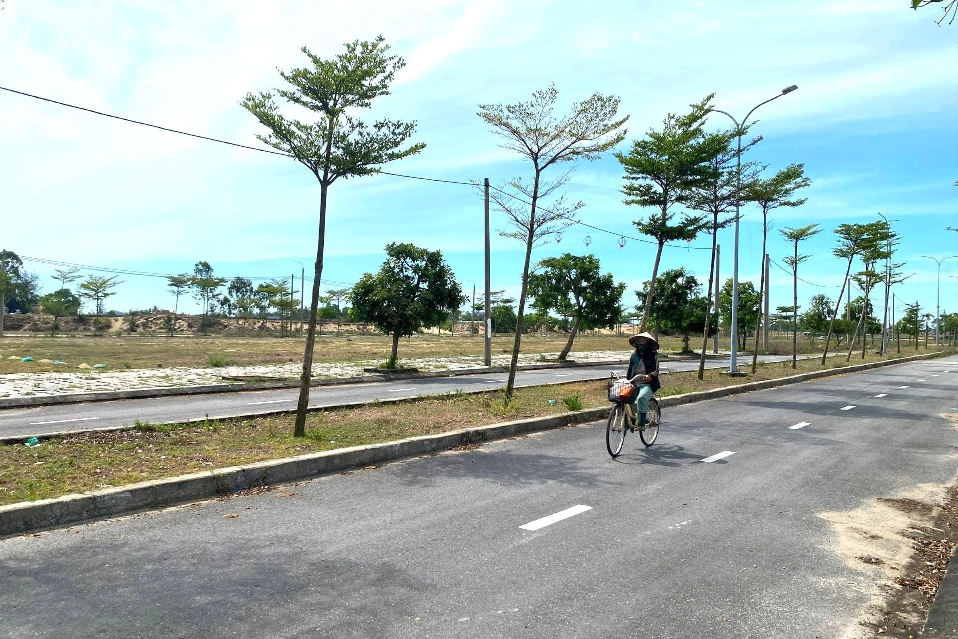 De nombreux projets immobiliers à Dien Ban sont bloqués par des procédures légales et des travaux de déblaiement, ce qui les empêche de se concrétiser. Photo : KHÁNH LINH
