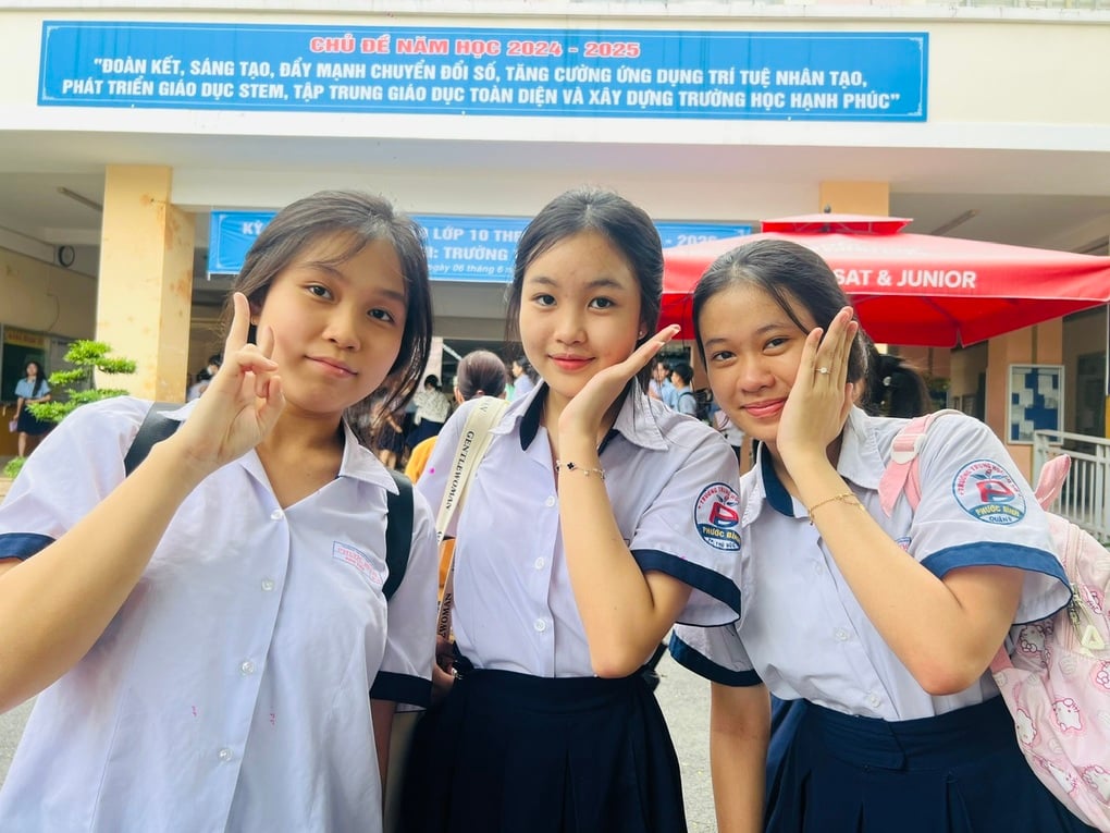 Đề thi tiếng Anh vào lớp 10 TPHCM, học sinh cười vang: “Đề gì mà dễ thế!” - 2