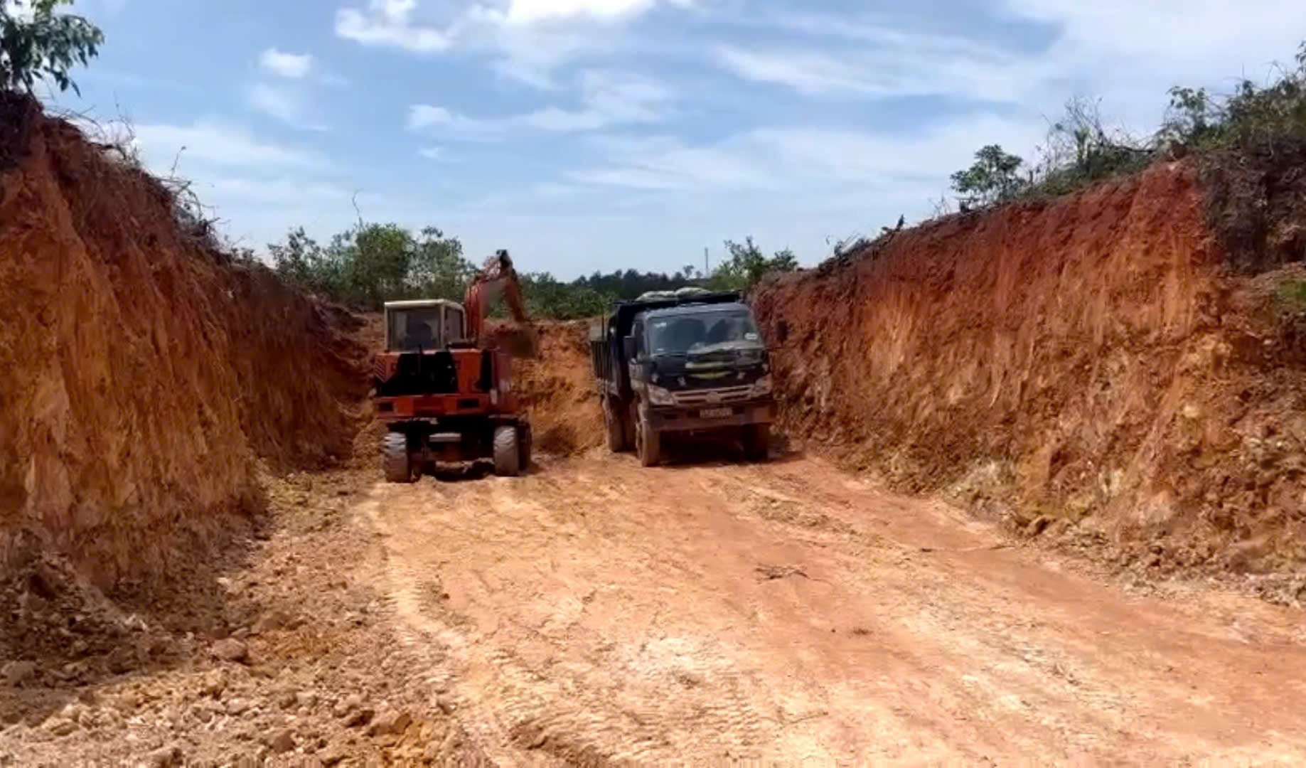 Bắt quả tang xe múc khai thác đất trái phép sát đường Hùng Vương nối dài đang thi công