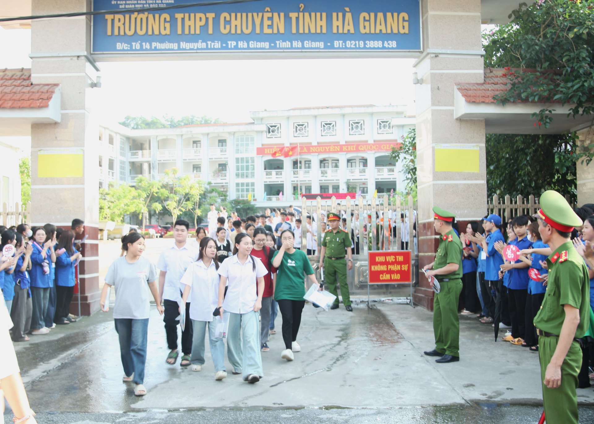 Thí sinh hoàn thành xong bài thi tại Trường THPT Chuyên tỉnh.
