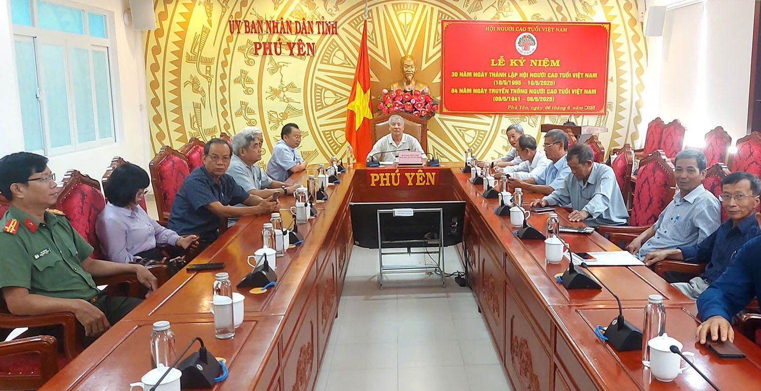 Các đại biểu dự lễ kỷ niệm tại điểm cầu UBND tỉnh Phú Yên. Ảnh: LẠC HỒNG