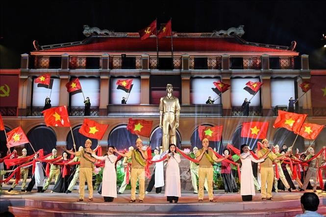 Liên khúc &quot;Mười chín tháng Tám&quot; và &quot;Khúc khải hoàn&quot; do Nhóm 135 và Nhóm Mắt Ngọc thể hiện.