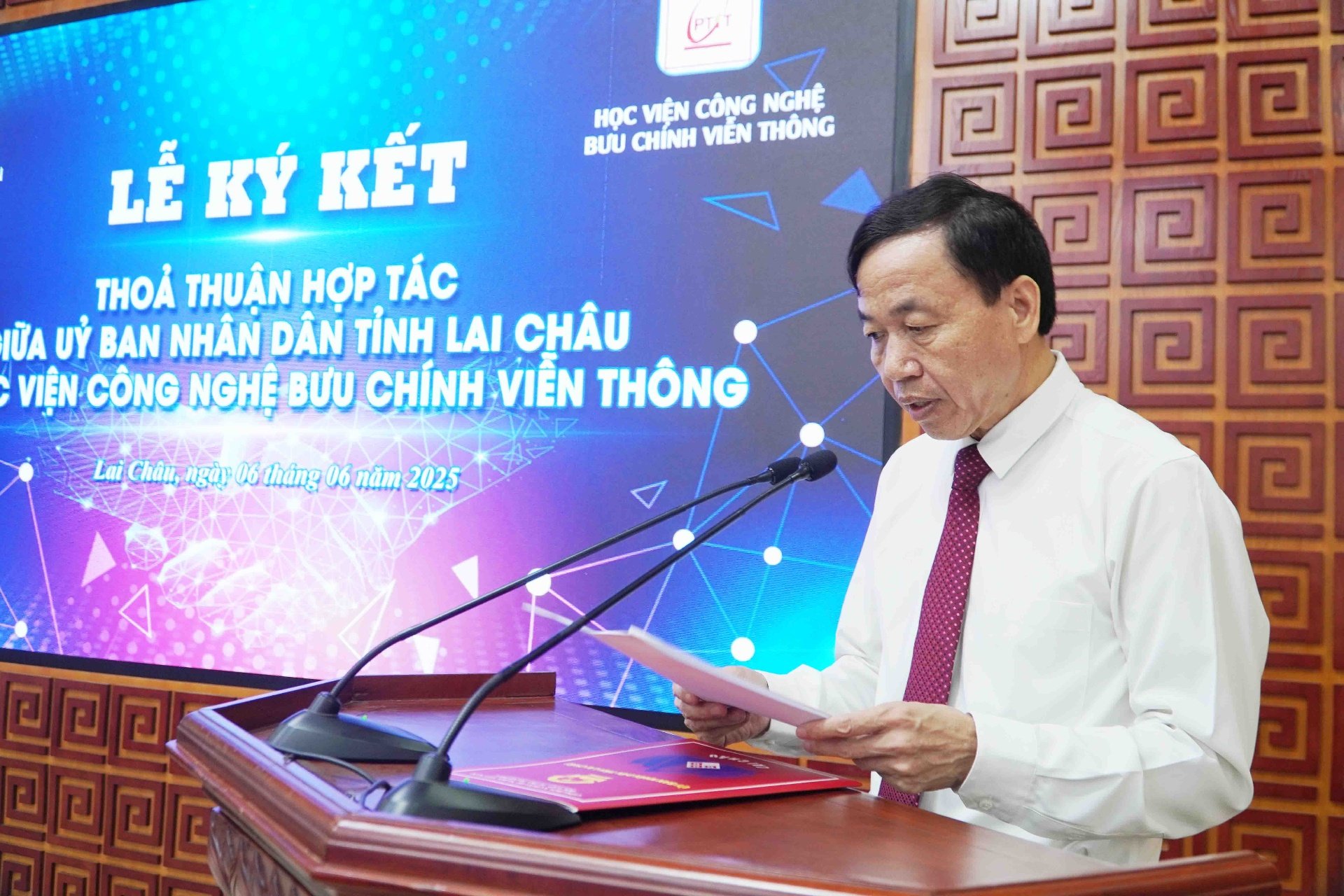 Đồng chí Lê Văn Lương - Phó Bí thư Tỉnh uỷ, Chủ tịch UBND tỉnh phát biểu tại Lễ ký kết.