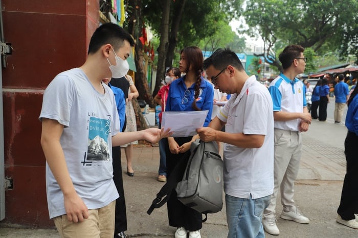 Gần 103.000 thí sinh làm thủ tục dự thi vào lớp 10: Phụ huynh lo lắng, cầu may cho con- Ảnh 3.