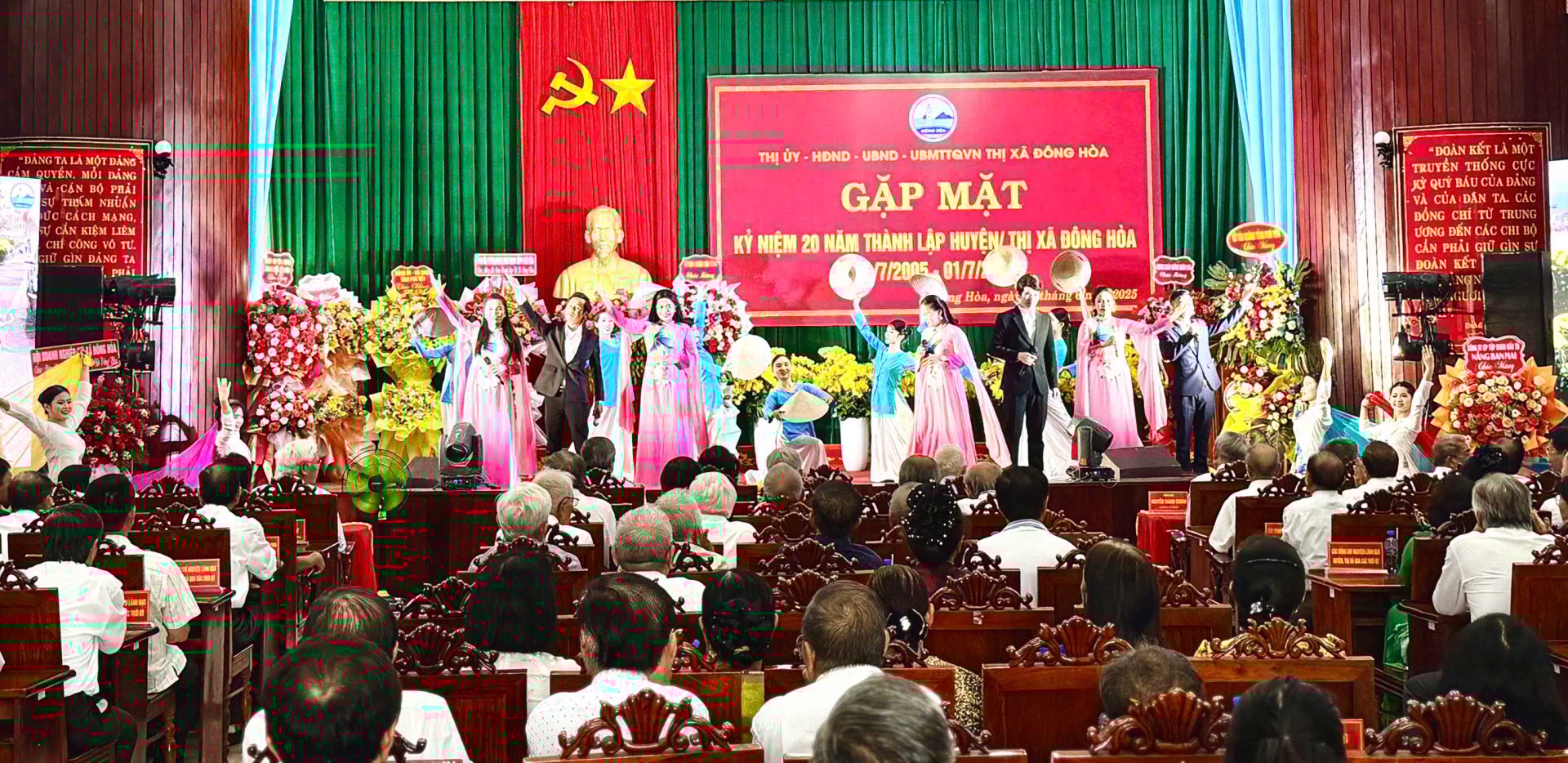 Một tiết mục văn nghệ chào mừng lễ gặp mặt. Ảnh: NGÔ XUÂN