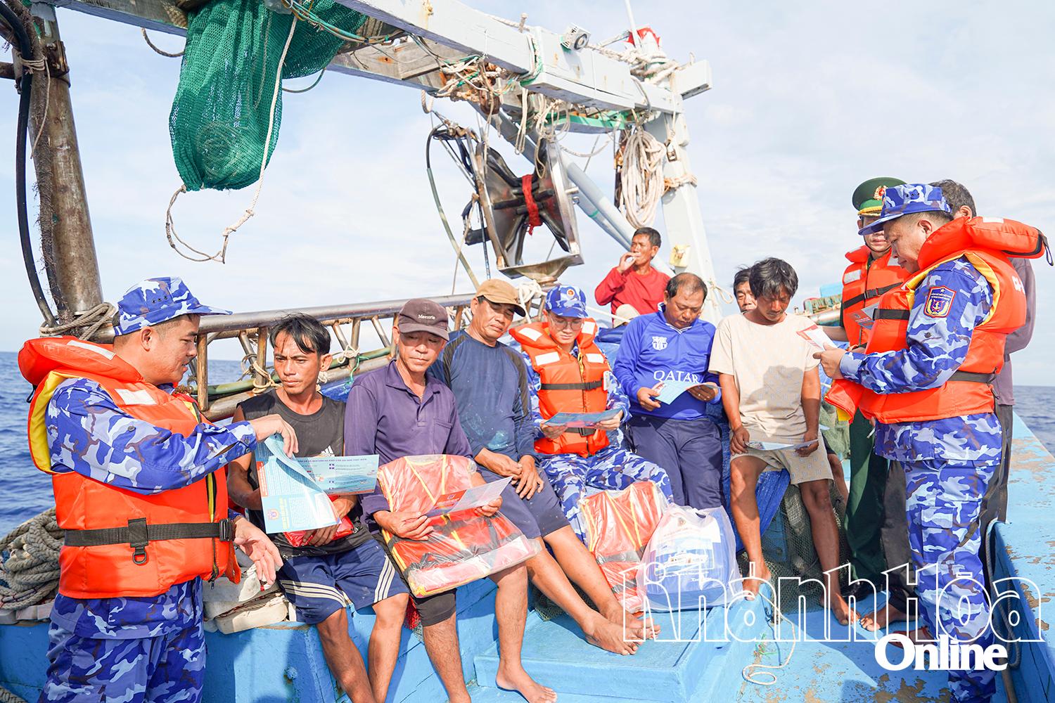 Cảnh sát biển tuyên truyền pháp luật cho ngư dân trên biển.
