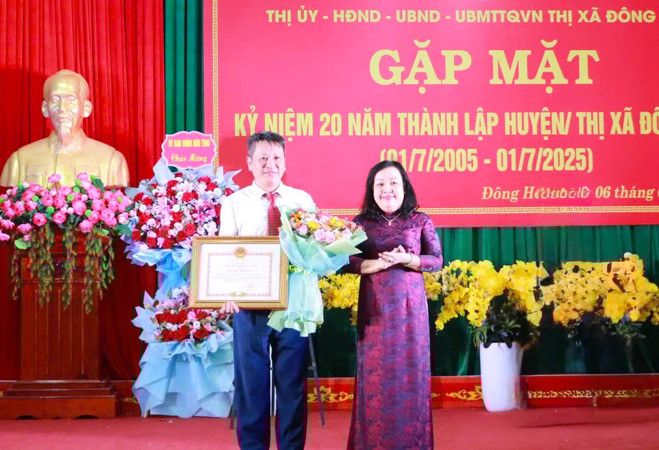 Đồng chí Cao Thị Hòa An trao bằng khen của UBND tỉnh cho UBND TX Đông Hòa. Ảnh: NGÔ XUÂN