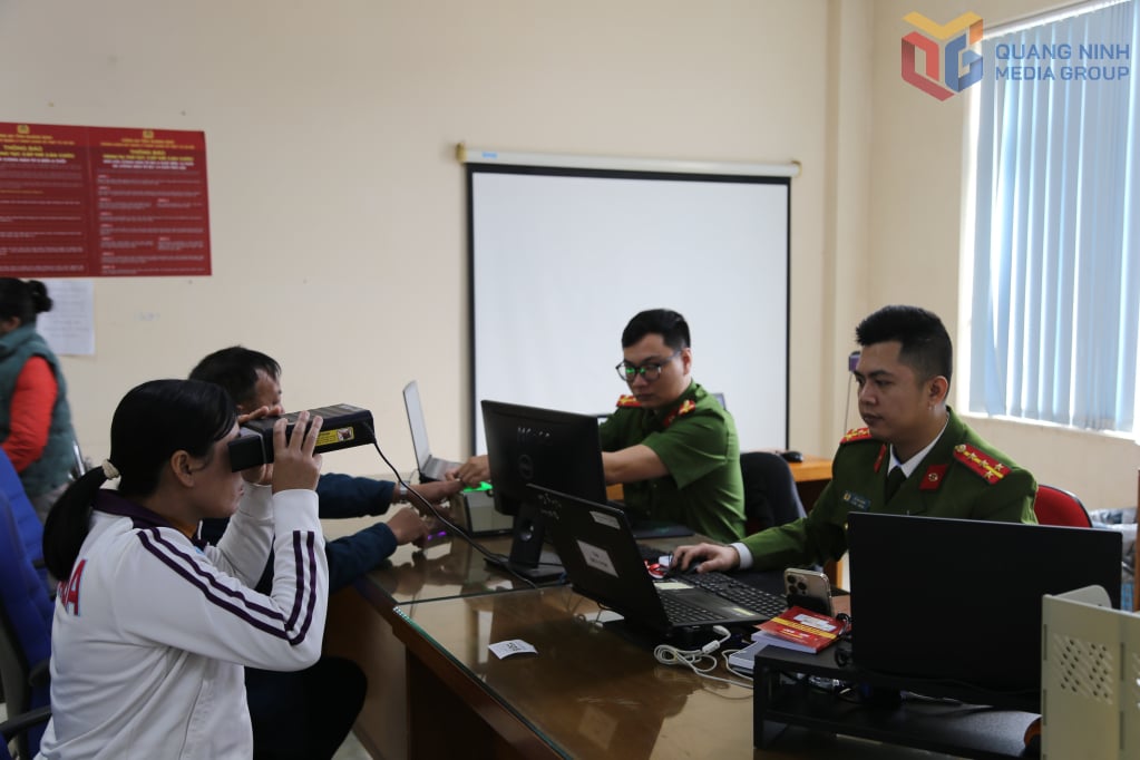 Người dân đến làm thẻ căn cước tại Chi nhánh Trung tâm phục vụ HCC TP Móng Cái