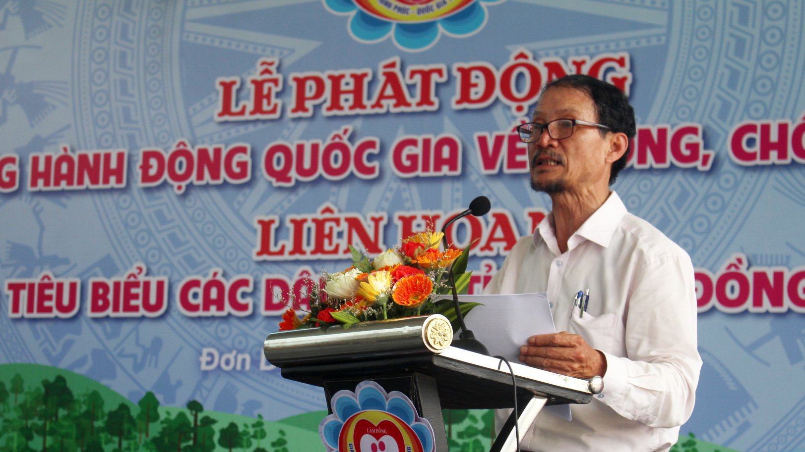 លោក Hoang Manh Tien ប្រធានមជ្ឈមណ្ឌលវប្បធម៌ និងសិល្បៈខេត្តបានរាយការណ៍អំពីសេចក្តីសង្ខេបនៃពិធីបុណ្យនេះ។