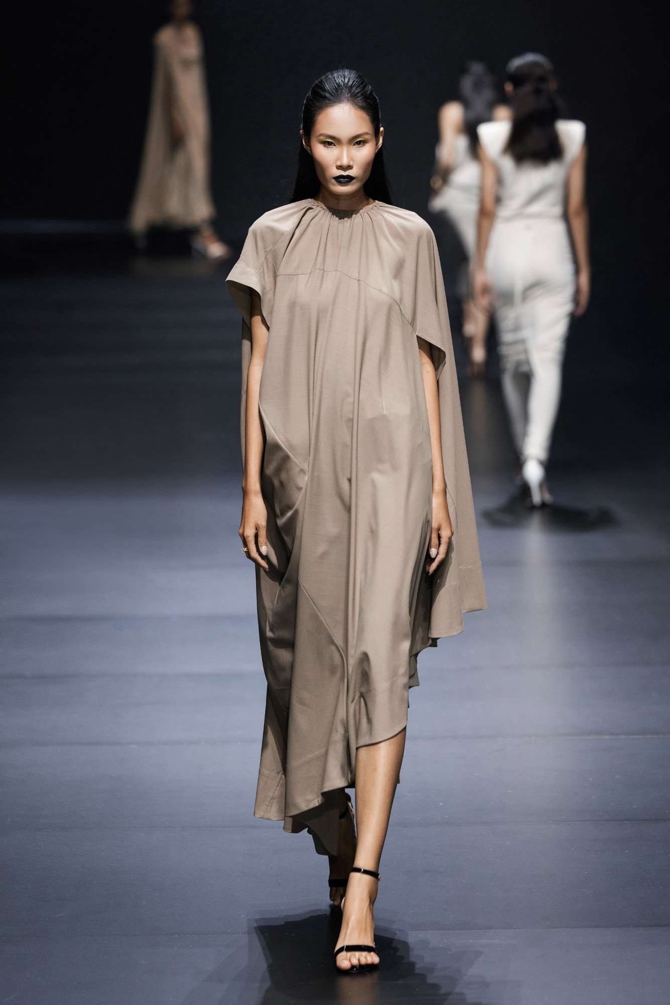 4-look-nam-trong-bst-silence-den-tu-ntk-alberto-zambelli-5.jpg