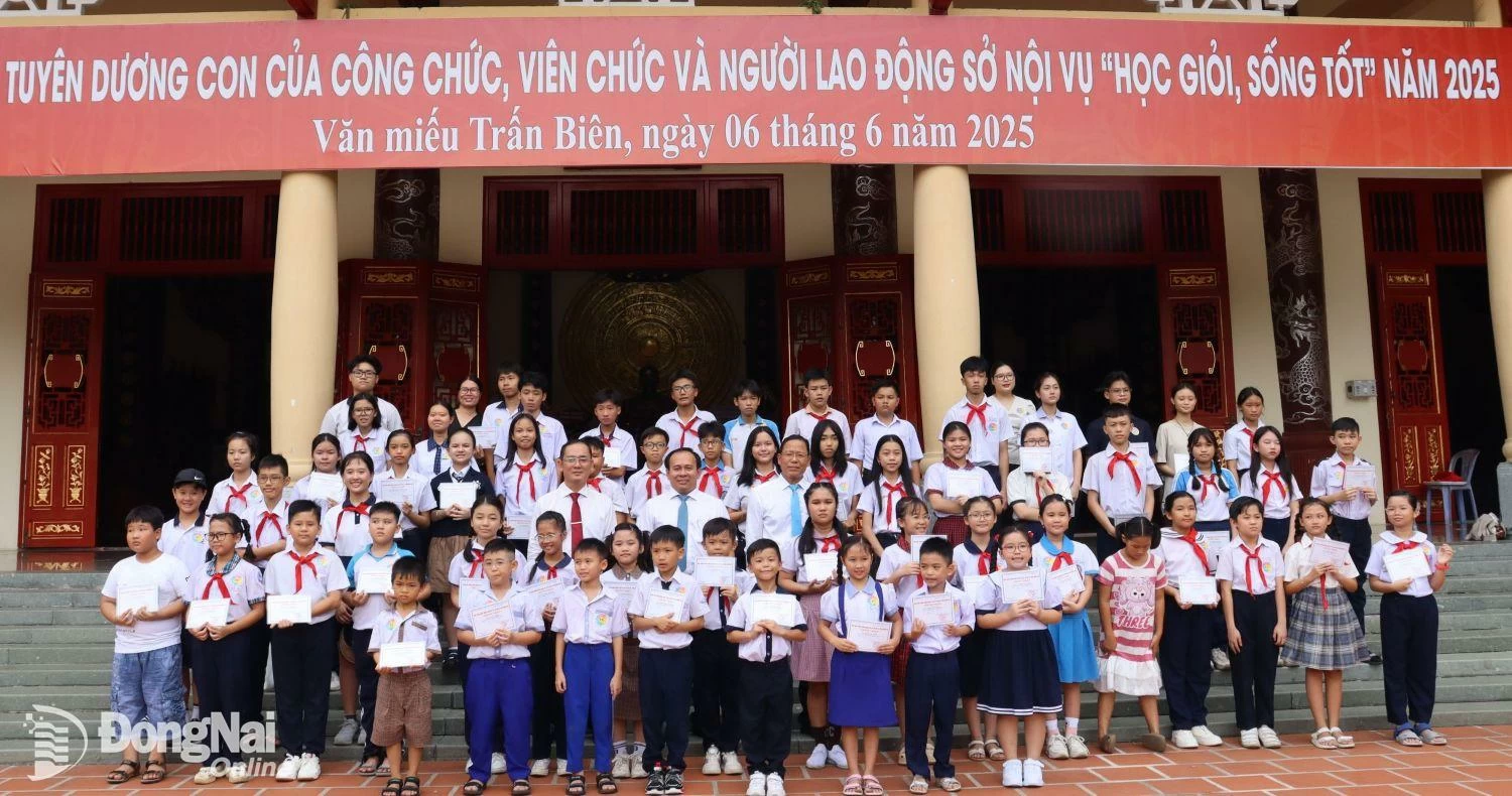 Líderes del Sindicato Provincial de Funcionarios Públicos y del Ministerio del Interior se tomaron fotos con estudiantes que estudiaban bien y vivían bien. Foto: Nguyet Ha