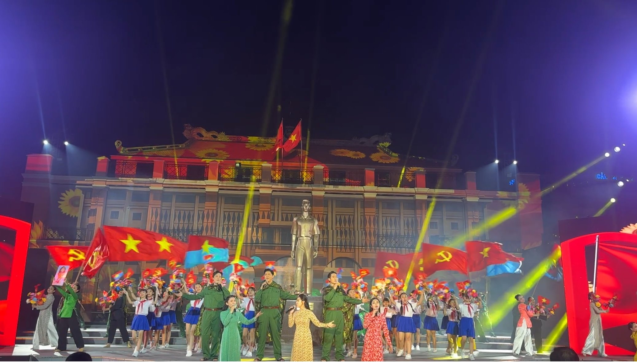 NSND Tạ Minh Tâm, Võ Hạ Trâm với dấu ấn 'Hành trình thế kỷ' - Ảnh 5.