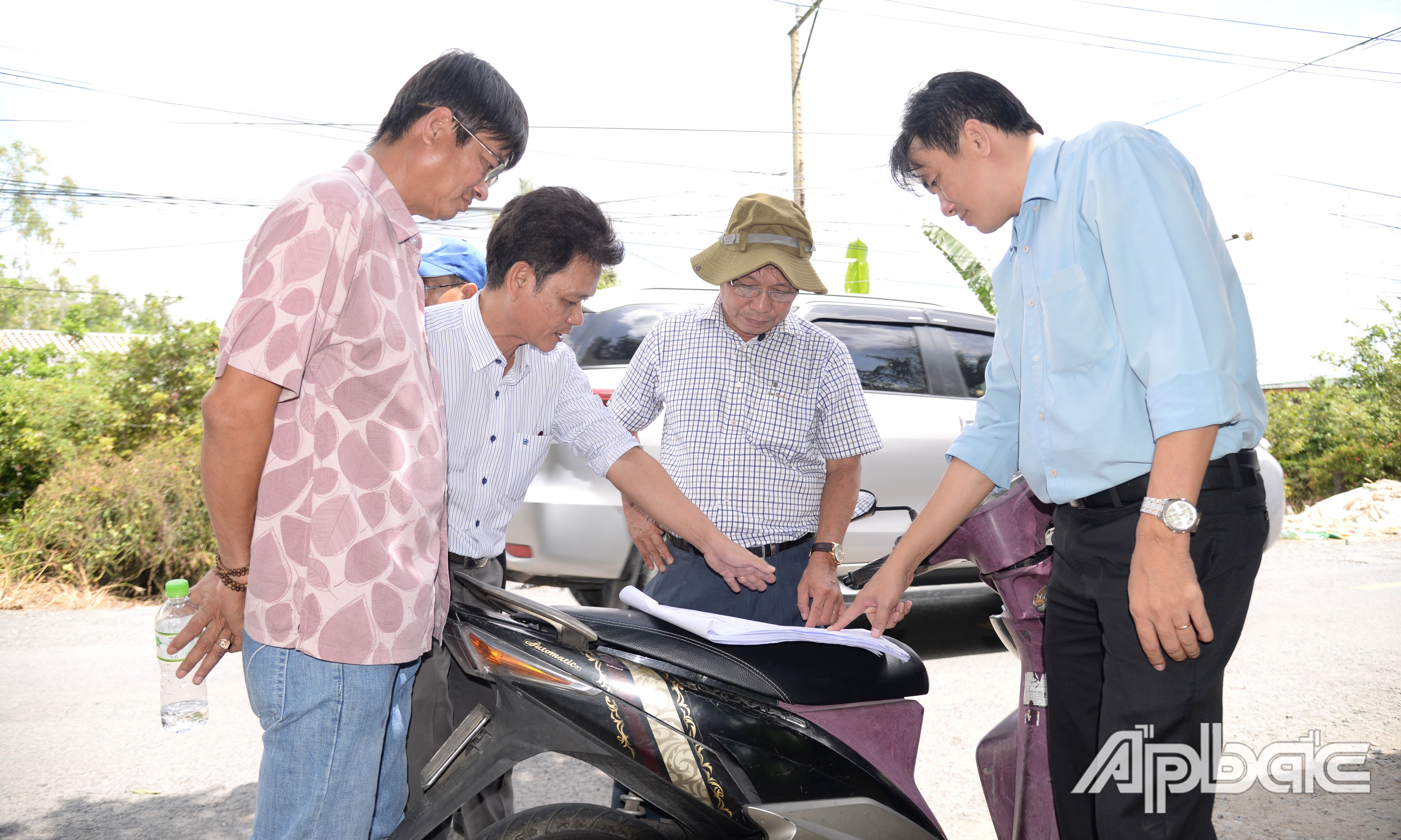 Ban Quản lý dự án đầu tư xây dựng công trình giao thông tỉnh Tiền Giang phối hợp với các đơn vị liên quan bàn giao mặt bằng cho nhà thầu để triển khai thi công 2 cầu Ngọc Lan và Sáu Bình.