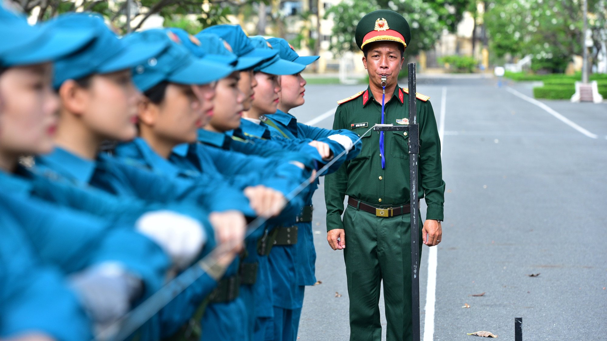 Từng động tác di chuyển của nữ dân quân luôn được sĩ quan hướng dẫn cặn kẽ.