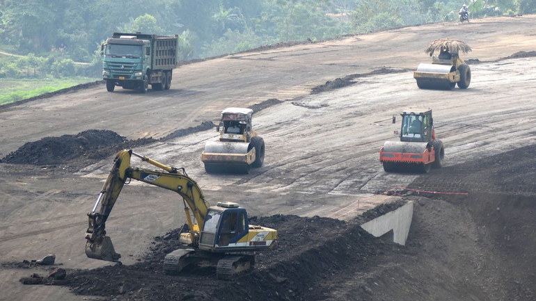 Gần 100 thiết bị máy móc, nhân lực chia thành nhiều mũi thi công trên toàn tuyến cao tốc tại gói thầu số 04-XL.