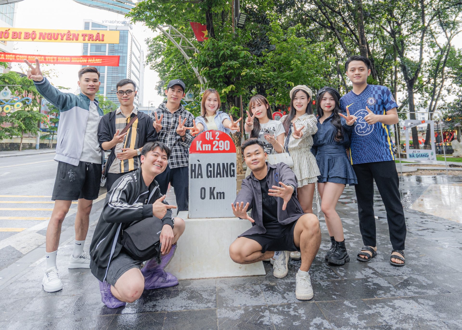 Young tourists check in at Km 0 Ha Giang milestone