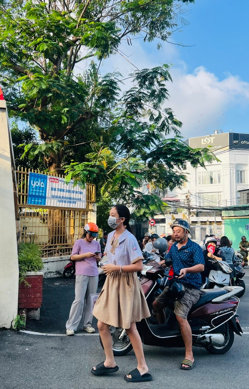 Học sinh chạy vội vào điểm thi, hiệu phó nhắc: “Không chạy, hít thở sâu” - 1