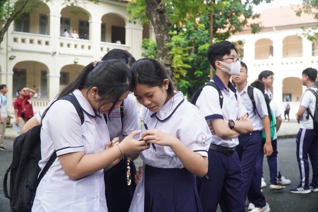 Ngày đầu thi lớp 10: Hồi hộp chờ đề ngữ văn đổi mới- Ảnh 4.