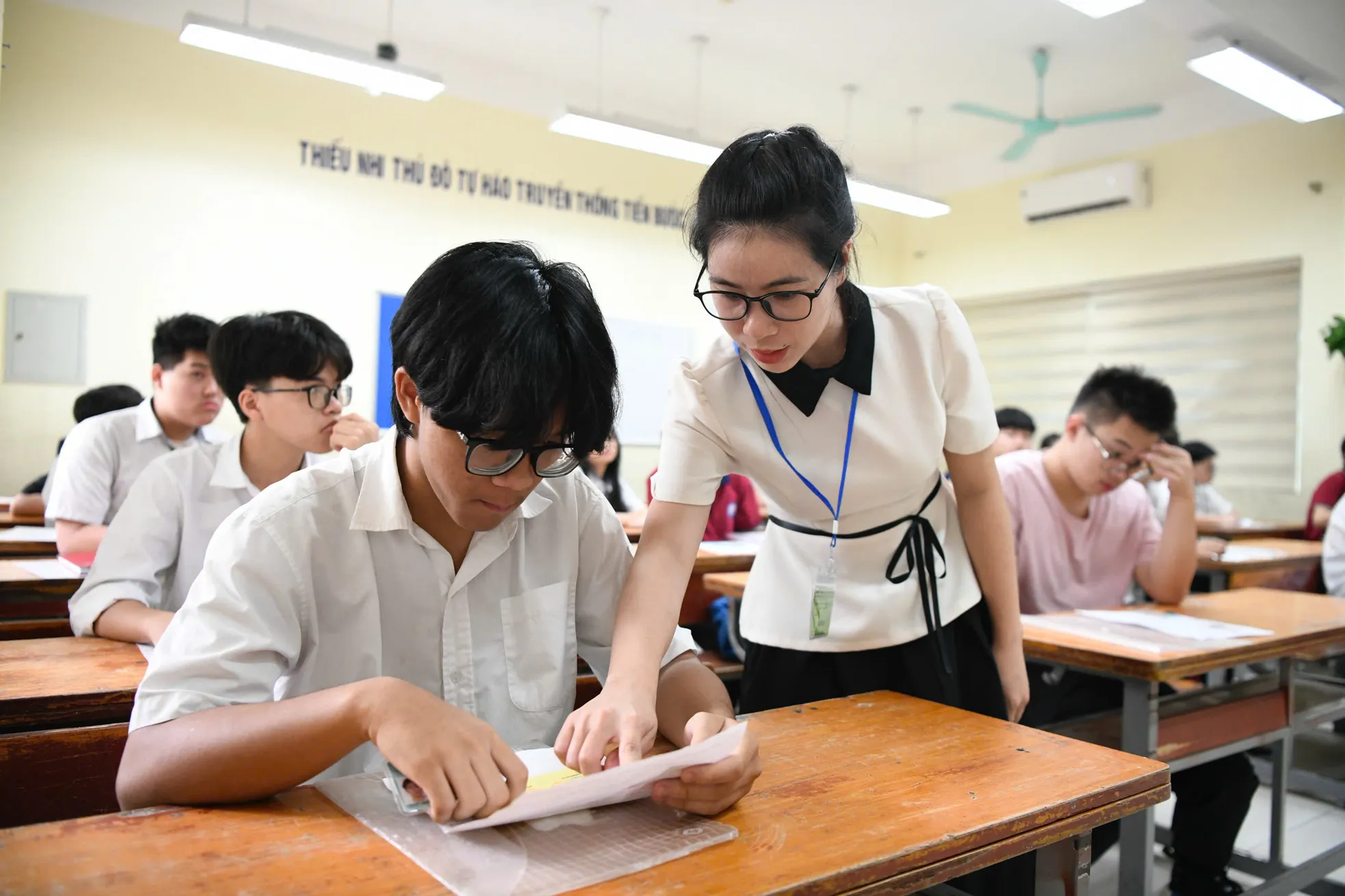 Gần 104.000 thí sinh Hà Nội làm thủ tục dự thi lớp 10, Giám đốc Sở GD&ĐT đi thị sát ảnh 8
