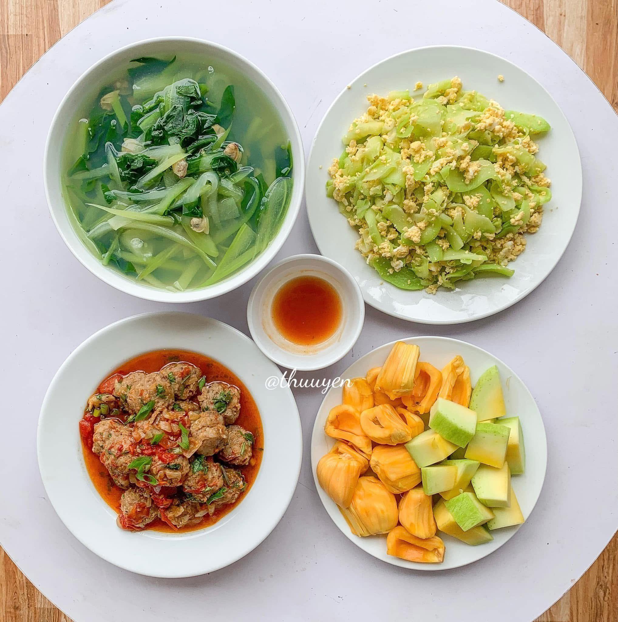 Muốn ăn ngon đủ chất mà không lăn tăn nghĩ món - lưu ngay 15 mâm cơm 'xịn sò' này- Ảnh 1.