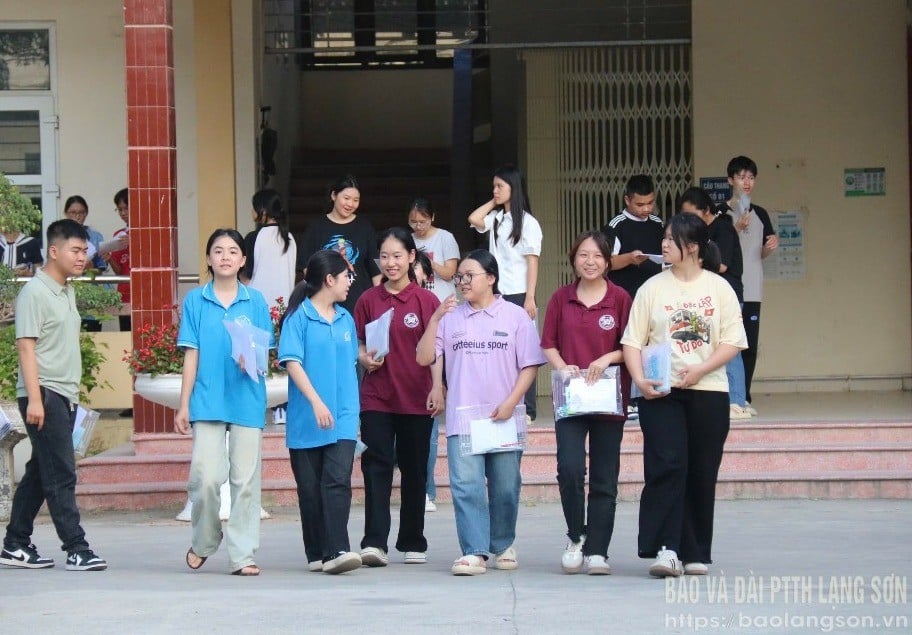 Các thí sinh rời khỏi phòng thi